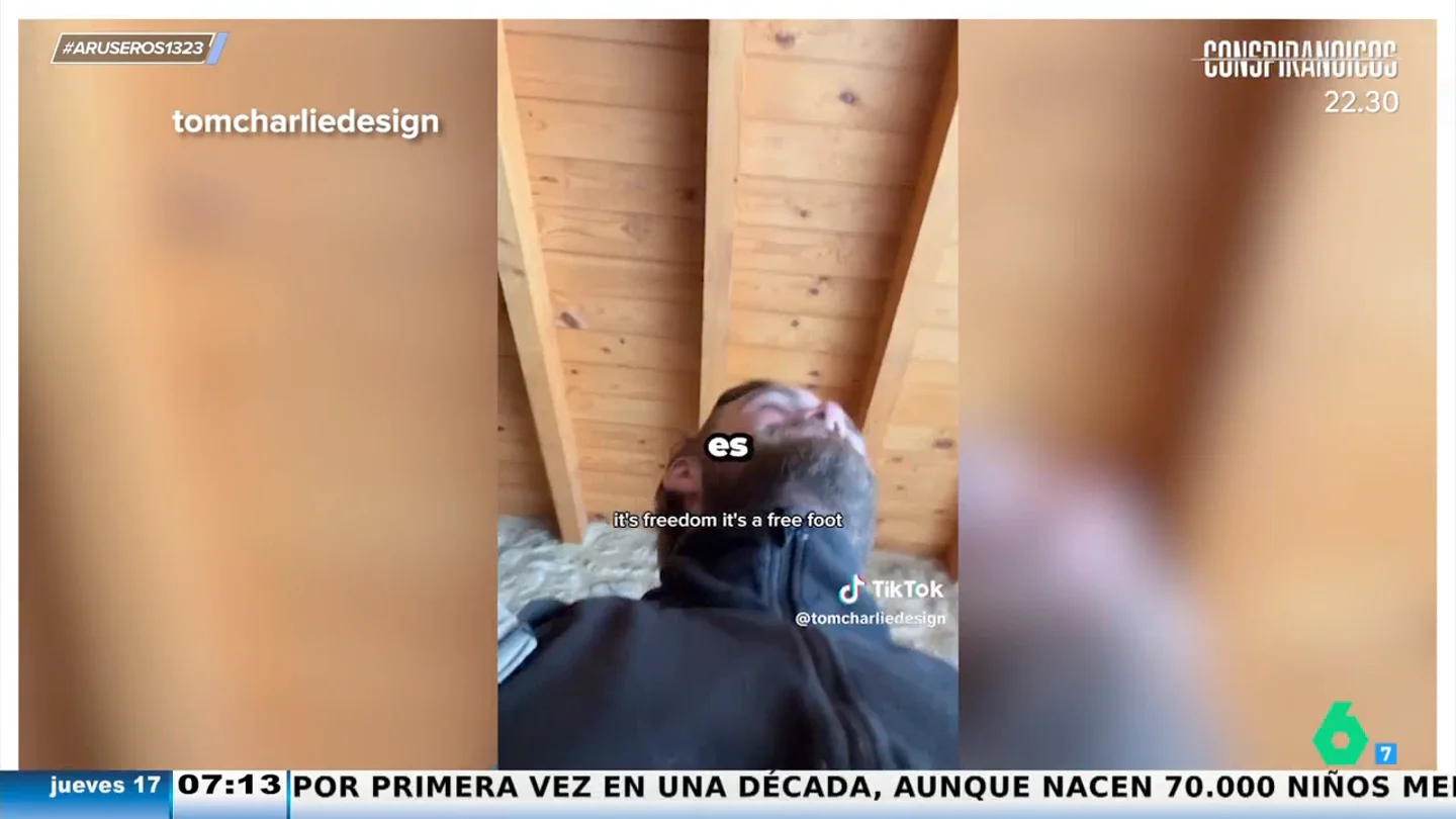 Un tiktoker inglés intenta convencer a dos españoles para que usen chanclas con calcetines: "Es fashion" Un tiktoker inglés intenta convencer a dos españoles para que usen chanclas con calcetines: "Es fashion"
