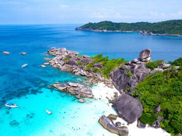 Playa de la isla Similan en Tailandia con una roca con forma de barco