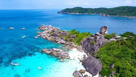 Playa de la isla Similan en Tailandia con una roca con forma de barco Playa de la isla Similan en Tailandia con una roca con forma de barco