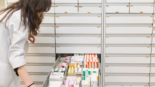 Una farmacéutica en el almacén. Una farmacéutica en el almacén.