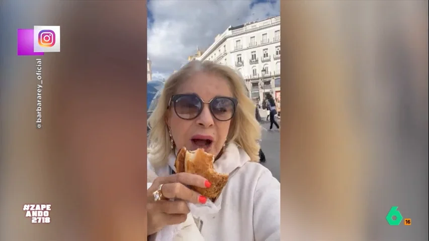 La artista ha subido a su cuenta de Instagram un vídeo en el que se la puede ver disfrutando de esta elaboración en uno de los puntos más visitados de la capital de España. 