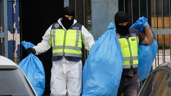 Nueve registros y nueve desmantelamientos en la segunda fase de las redadas en las Tres Mil Viviendas Agentes de la Policía salen de un registro con bolsas con material requisado
