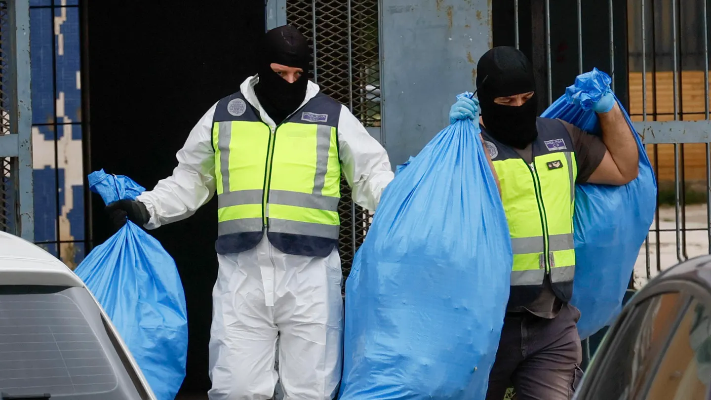 Nueve registros y nueve desmantelamientos en la segunda fase de las redadas en las Tres Mil Viviendas Agentes de la Policía salen de un registro con bolsas con material requisado