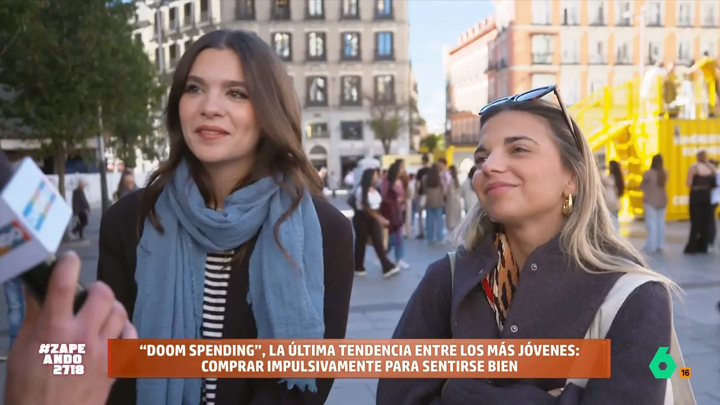 Una chica pide perdón a su padre por sus compras compulsivas: "Como vea esto me va a matar, lo siento papá" Una de las últimas tendencias entre los jóvenes es el 'doom spending'. ¿Se han sumado los españoles a esta nueva moda que llega de Estados Unidos? Descúbrelo en el vídeo principal.