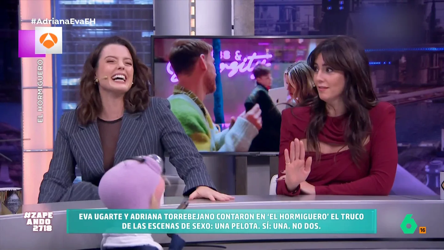 Adriana Torrebejano y Eva Ugarte cuentan en 'El Hormiguero' el truco para rodar escenas de sexo: "Es el truco del mago" Las actrices explicaron que para rodar las escenas subidas de tono se utiliza un elemento para poder moverse sin problema pero que no se note nada. No te pierdas su respuesta en el vídeo principal.