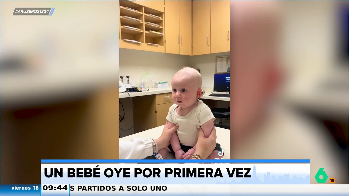 La emotiva reacción de un bebé al escuchar por primera vez gracias a unos audífonos hace llorar a su madre La emotiva reacción de un bebé al escuchar por primera vez gracias a unos audífonos hace llorar a su madre