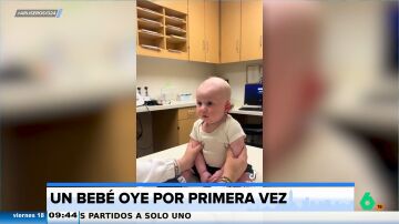 La emotiva reacción de un bebé al escuchar por primera vez gracias a unos audífonos hace llorar a su madre