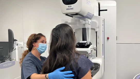 Una mujer realizándose una mamografía, la prueba más eficaz para detectar un cáncer de mama. Cáncer de mama