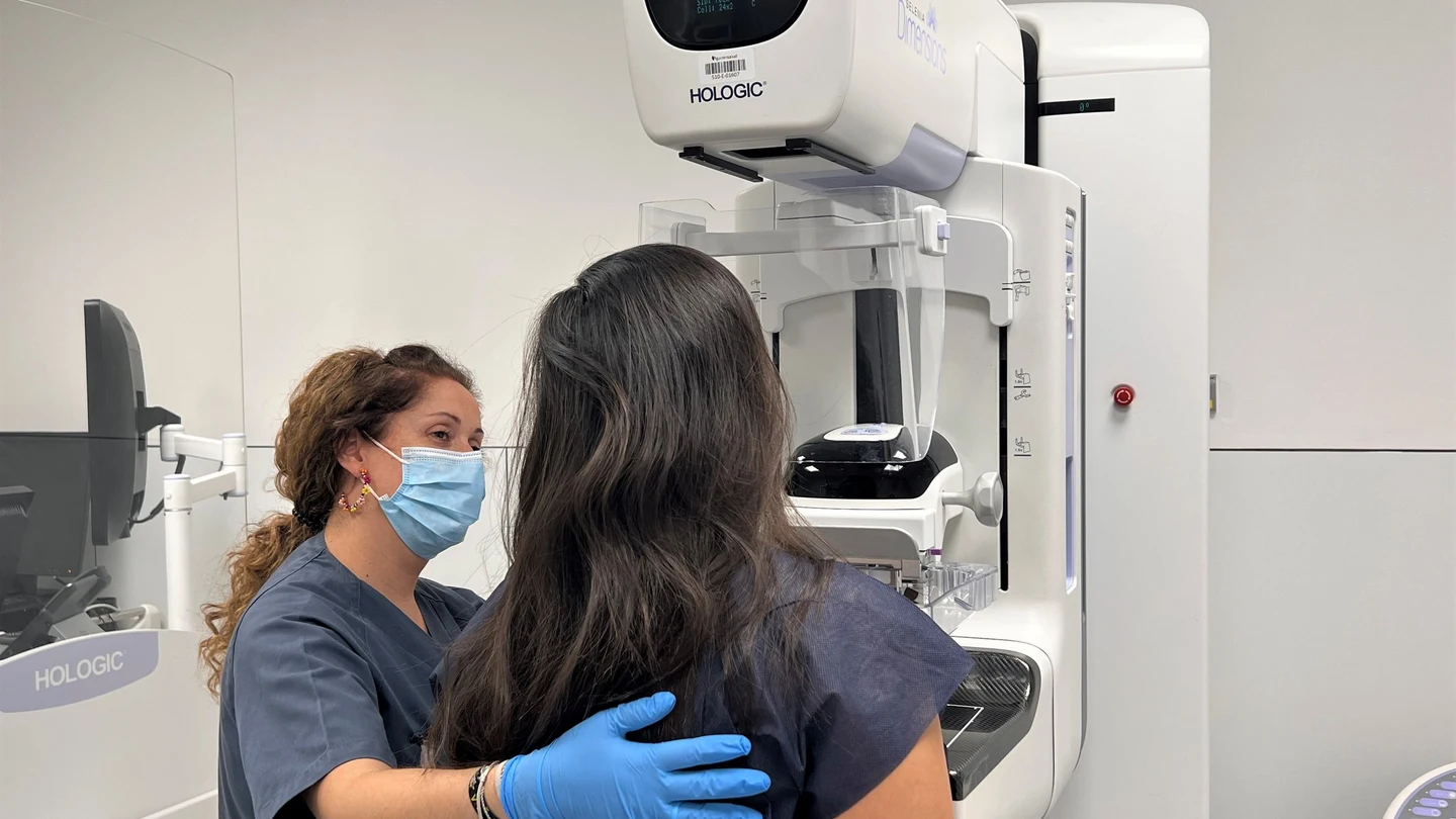 Una mujer realizándose una mamografía, la prueba más eficaz para detectar un cáncer de mama. Cáncer de mama