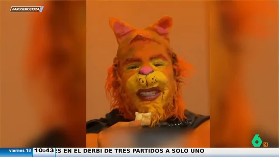 Un joven acude por primera vez a casa de sus suegros disfrazado de gato: la cara de su novia lo dice todo Un joven acude por primera vez a casa de sus suegros disfrazado de gato: la cara de su novia lo dice todo