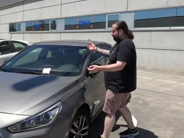 Hombre encontrando una multa Hombre encontrando una multa