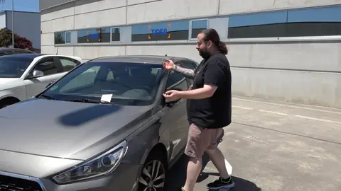 Hombre encontrando una multa Hombre encontrando una multa