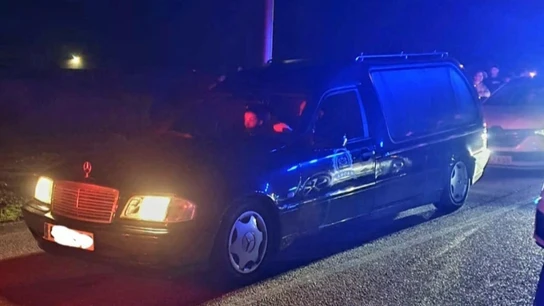 Un coche fúnebre, en una carrera ilegal Un coche fúnebre, en una carrera ilegal