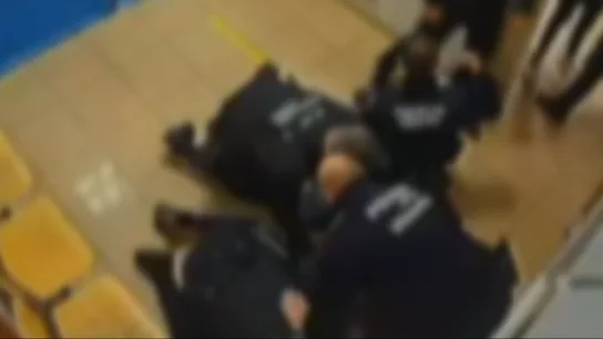 Un hombre denuncia a cinco agentes de policía por abuso de autoridad Un hombre denuncia a cinco agentes de policía por abuso de autoridad