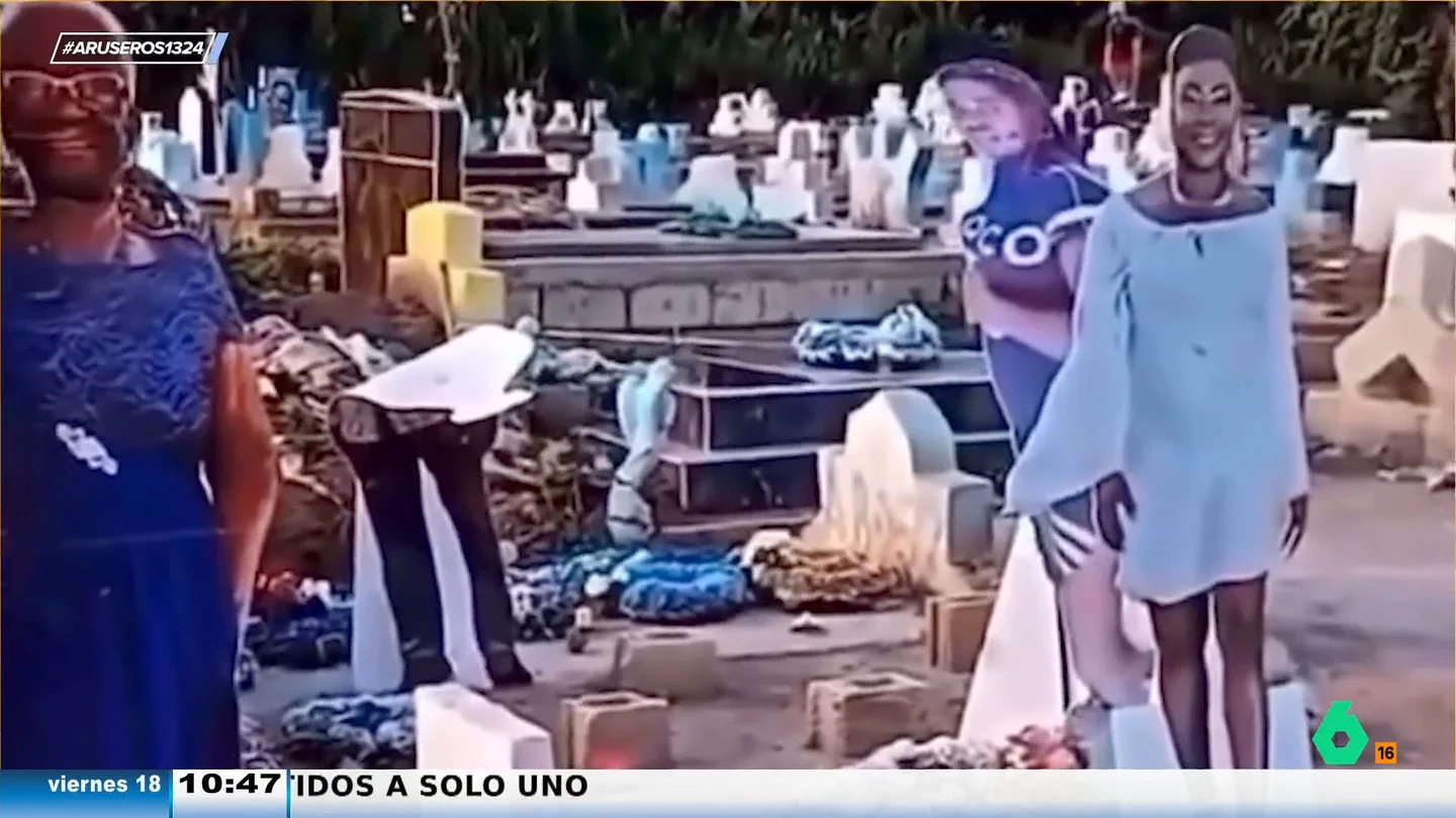Un cementerio coloca fotografías a tamaño real de los difuntos sobre sus tumba: "Algunos lucen sus mejores galas" Un cementerio coloca fotografías a tamaño real de los difuntos sobre sus tumba: "Algunos lucen sus mejores galas"