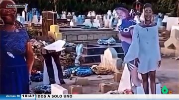 Un cementerio coloca fotografías a tamaño real de los difuntos sobre sus tumba: "Algunos lucen sus mejores galas"