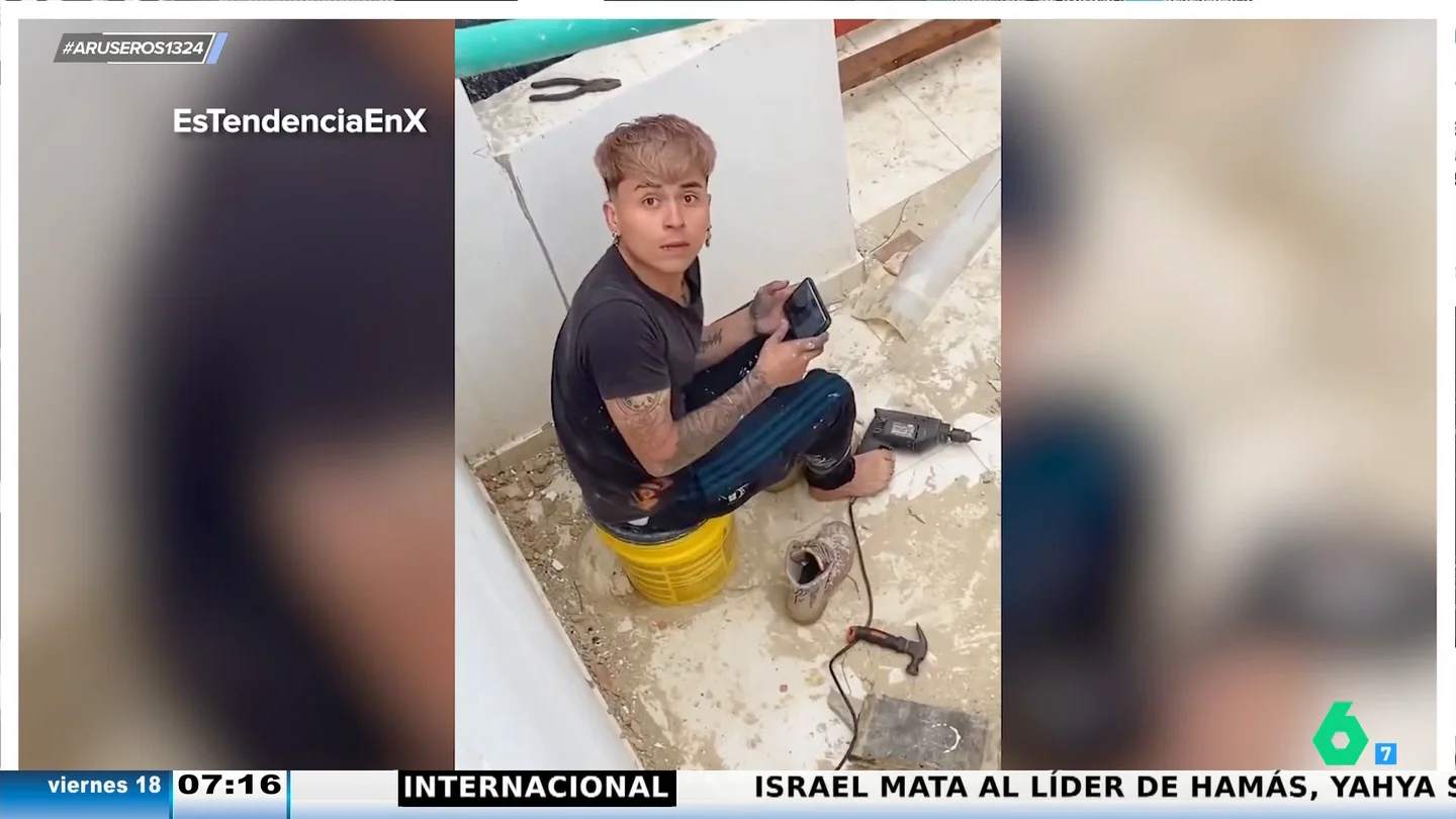 La 'pillada' de un jefe a su obrero que simulaba sonidos de trabajo mientras jugaba a un videojuego con el móvil La 'pillada' de un jefe a su obrero que simulaba sonidos de trabajo mientras jugaba a un videojuego con el móvil
