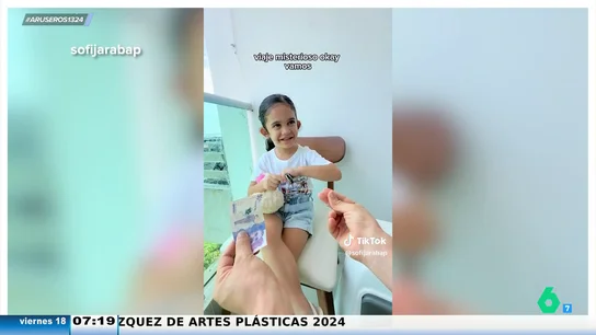 Así es la cruel broma de un padre a su hija que arrasa en TikTok: le ofrece un viaje sorpresa y la lleva a vacunarse Así es la cruel broma de un padre a su hija que arrasa en TikTok: le ofrece un viaje sorpresa y la lleva a vacunarse