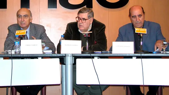 Muere el periodista Víctor de la Serna a los 77 años El periodista Víctor de la Serna en una conferencia