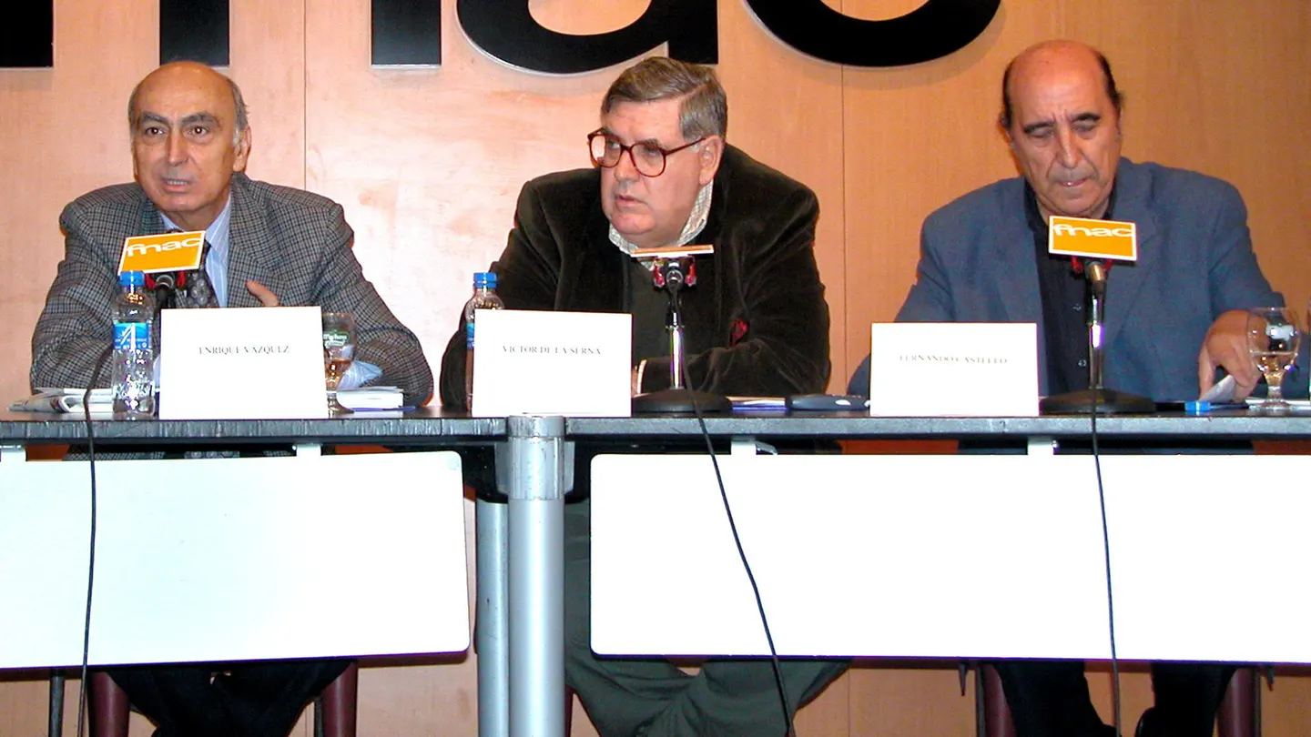 Muere el periodista Víctor de la Serna a los 77 años El periodista Víctor de la Serna en una conferencia