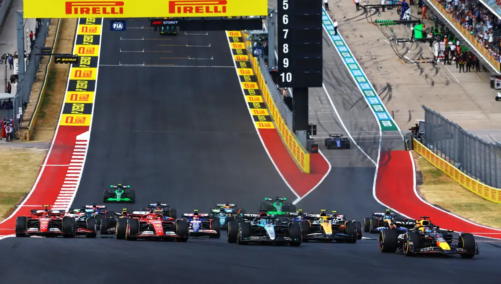 Gran movimiento de Norris en la primera curva Gran movimiento de Norris en la primera curva