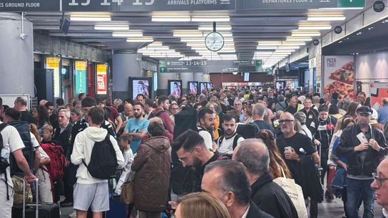 Varias personas esperan en Atocha tras la suspensión de la circulación de trenes desde y hacía esta estación Varias personas en Atocha tras la suspensión de la circulación de trenes desde y hacía esta estación