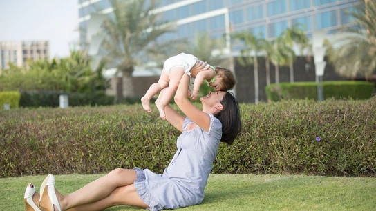 Imagen de recurso de una madre jugando con su hijo  Imagen de recurso de una madre jugando con su hijo