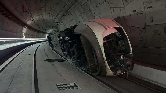 El tren descarrillado en el túnel de AVE que une las estaciones de Atocha y Chamartín. El tren descarrillado en el túnel de AVE que une las estaciones de Atocha y Chamartín.