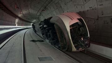 El tren descarrillado en el túnel de AVE que une las estaciones de Atocha y Chamartín.