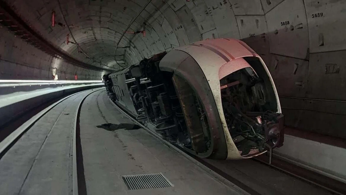 El tren descarrillado en el túnel de AVE que une las estaciones de Atocha y Chamartín.