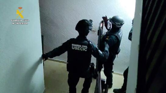 La Guardia Civil interviene en una de las casas en Valencia donde hab&iacute;a "granjas humanas" 