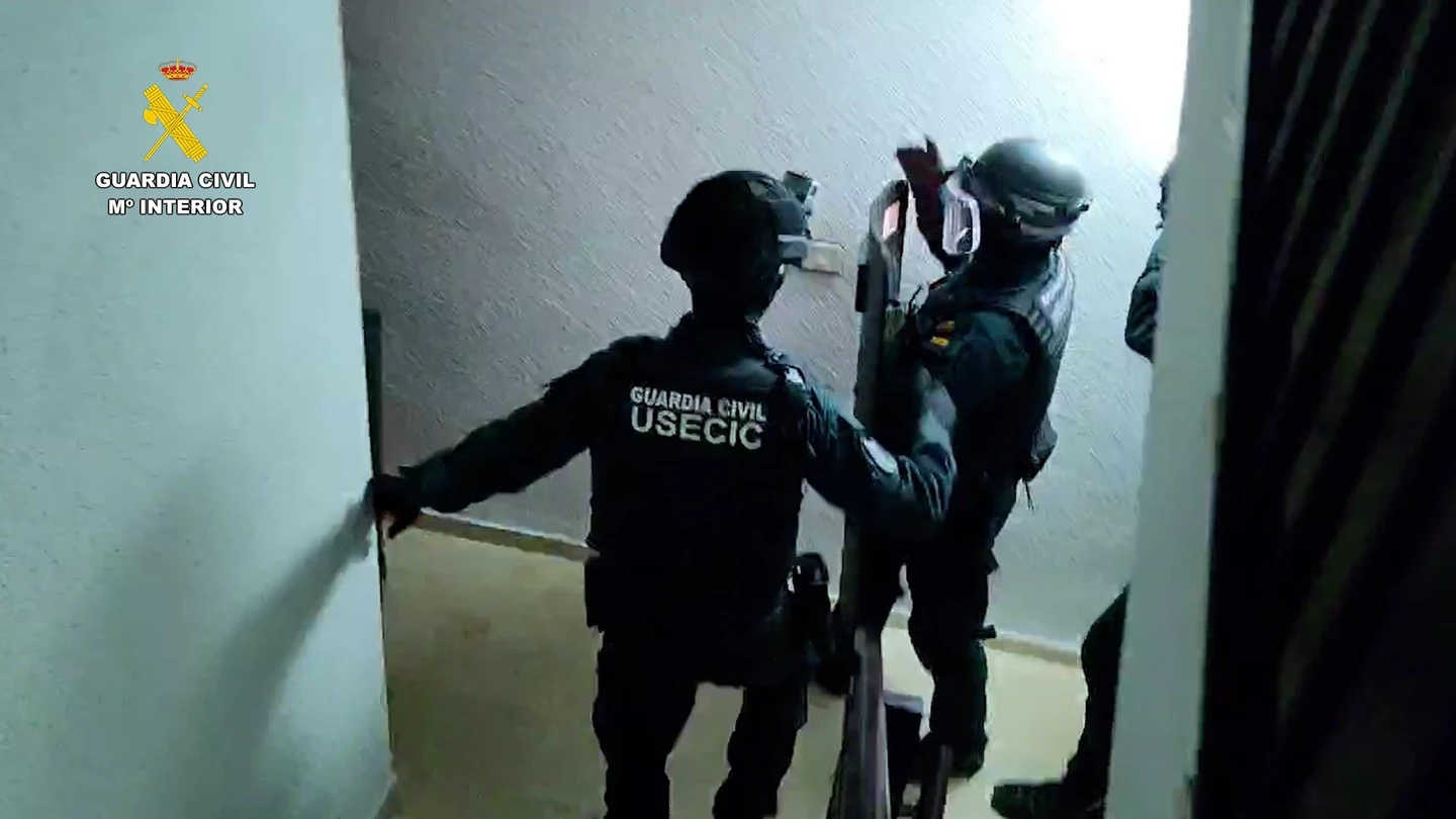 La Guardia Civil interviene en una de las casas en Valencia donde había "granjas humanas" La Guardia Civil interviene en una de las casas en Valencia donde había "granjas humanas"