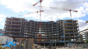 Foto de archivo de un boque de viviendas en construcción