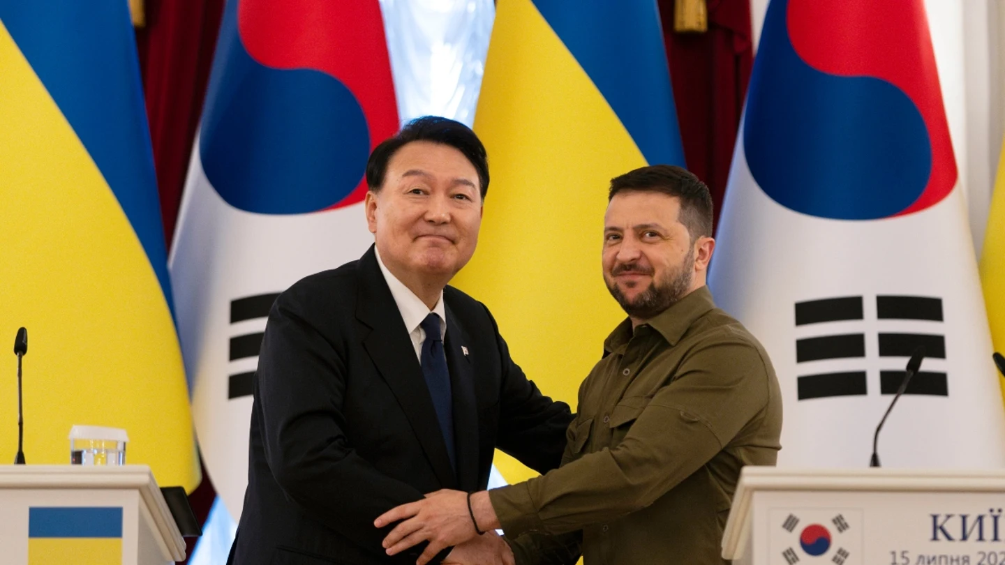 Zelenski, a la derecha, con Yoon Suk Yeol, a la izquierda Zelenski, a la derecha, con Yoon Suk Yeol, a la izquierda