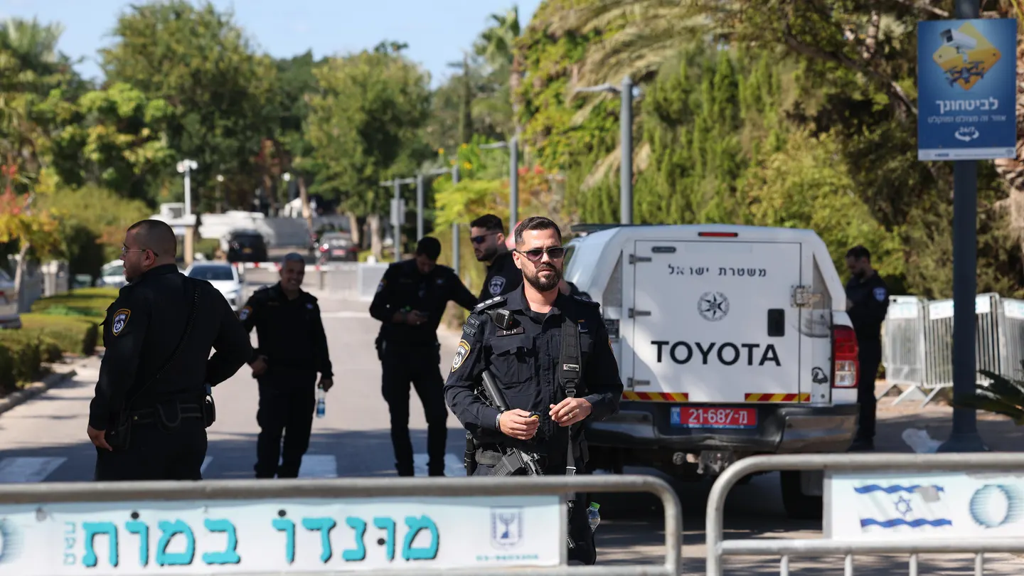 La policía israelí vigila el lugar de un ataque con dron disparado desde el Líbano a la residencia privada de Netanyahu. La policía israelí vigila el lugar de un ataque con dron disparado desde el Líbano, en Cesárea (Israel), que iba dirigido a la residencia privada del primer ministro Benjamín Netanyahu, el 19 de octubre de 2024.