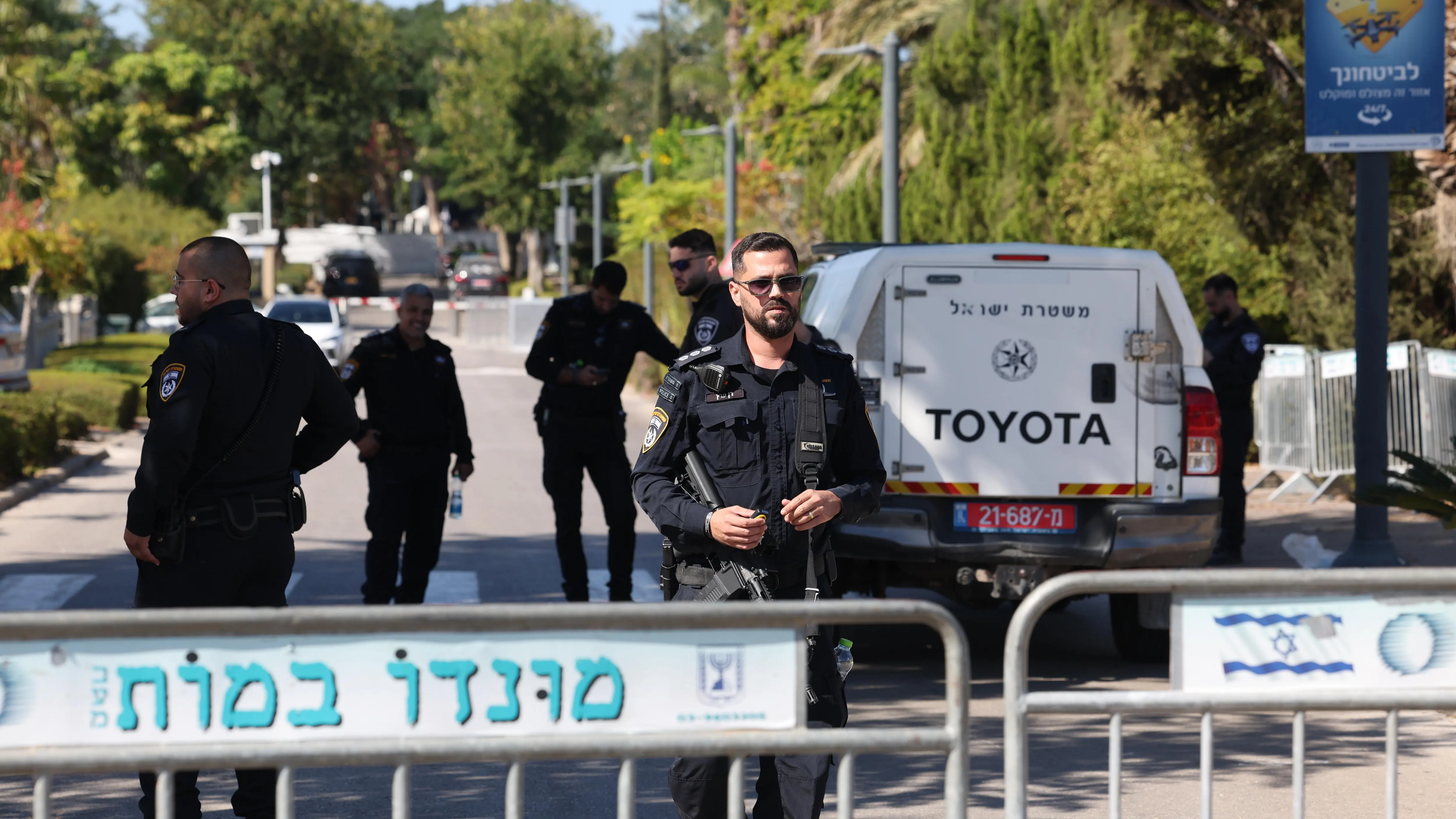 La policía israelí vigila el lugar de un ataque con dron disparado desde el Líbano, en Cesárea (Israel), que iba dirigido a la residencia privada del primer ministro Benjamín Netanyahu, el 19 de octubre de 2024.