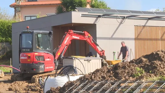 Obreros trabajan en la construcción de una vivienda Obreros trabajan en la construcción de una vivienda