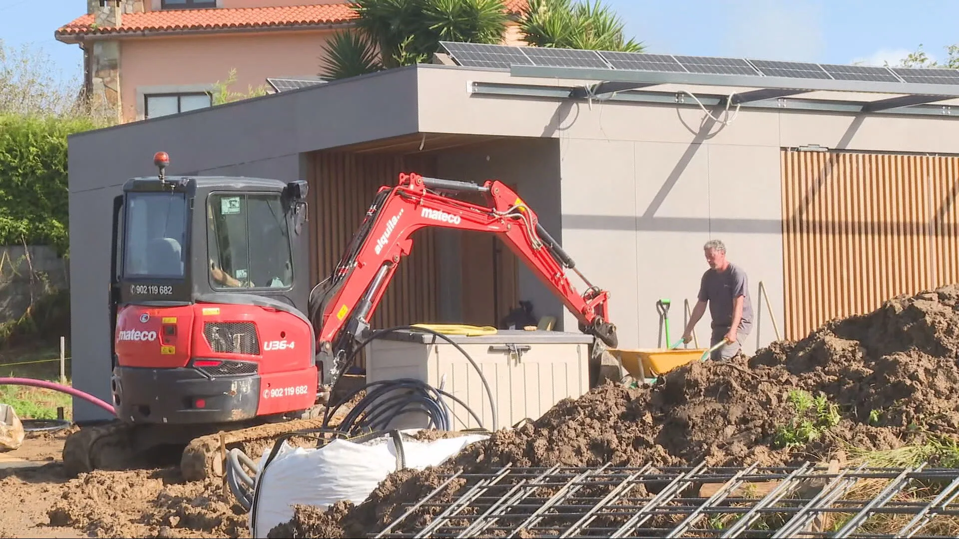 Obreros trabajan en la construcción de una vivienda