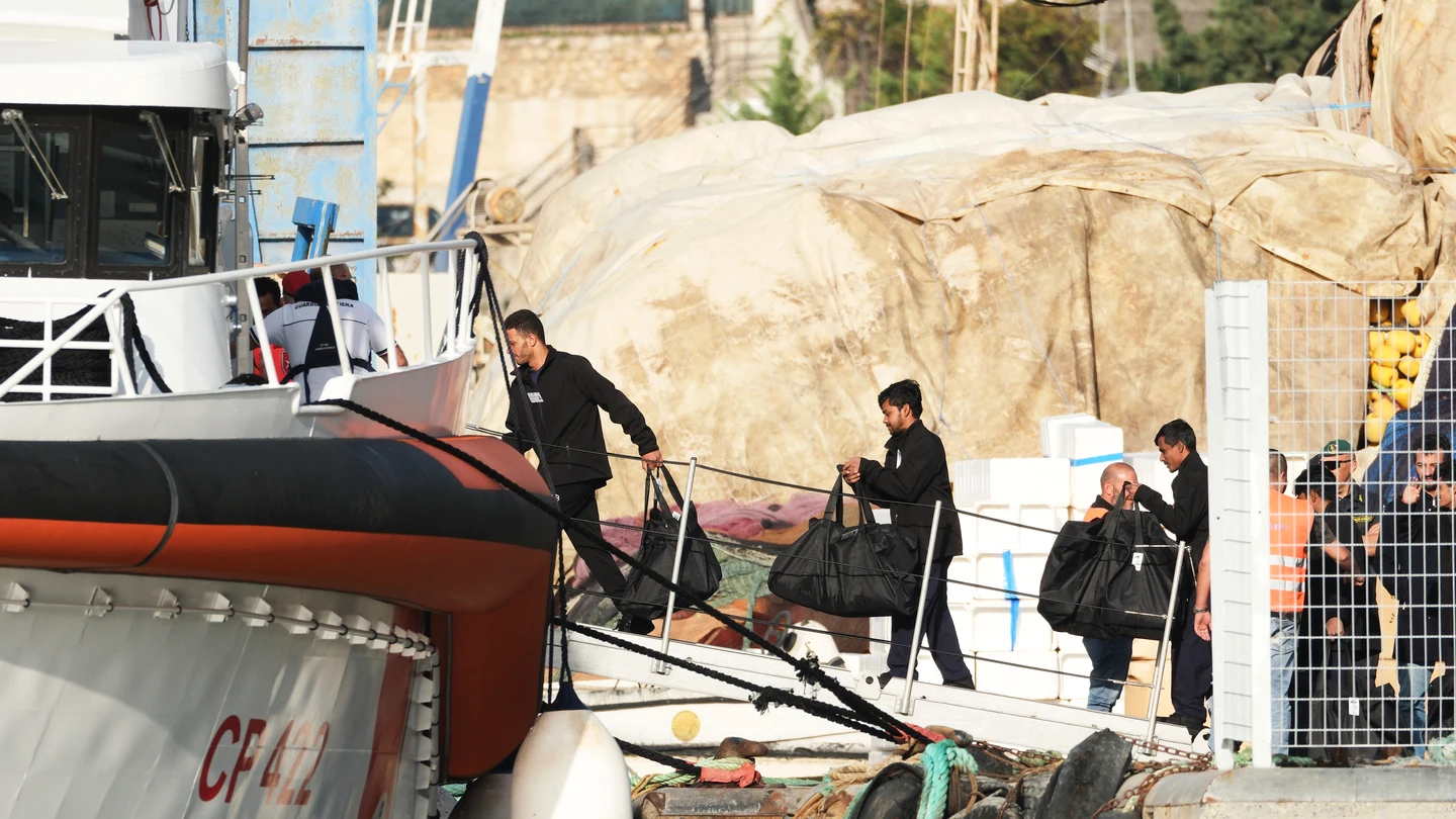 Los migrantes abordan un barco de la guardia costera italiana en el puerto de Shengjin, Albania, con destino a Italia. Los migrantes abordan un barco de la guardia costera italiana en el puerto de Shengjin, Albania, con destino a Italia.