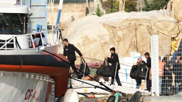 Los migrantes abordan un barco de la guardia costera italiana en el puerto de Shengjin, Albania, con destino a Italia.