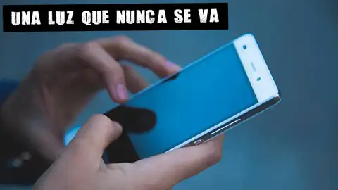 Imagen de archivo de una persona con un móvil en la mano Imagen de archivo de una persona con un móvil en la mano