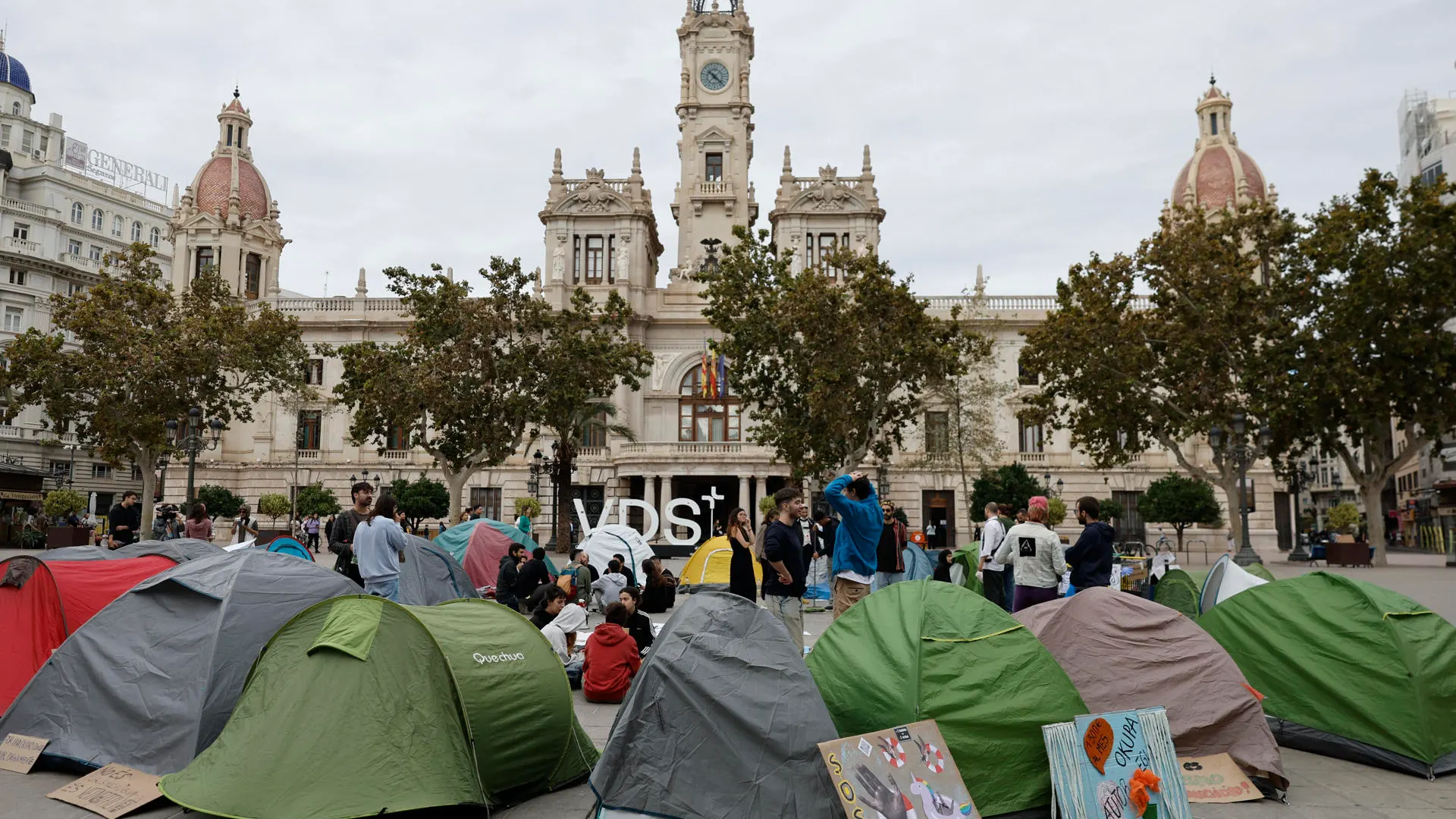 Acampada en protesta por la situación de la vivienda en Valencia