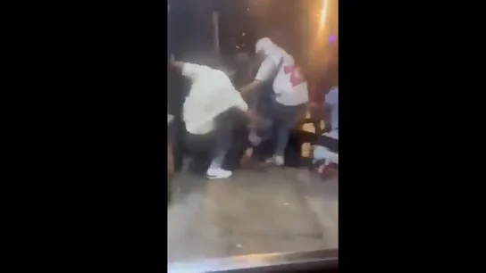 Momento del vídeo de la paliza grupal a un joven en Elche (Alicante) Momento del vídeo de la paliza grupal a un joven en Elche (Alicante)