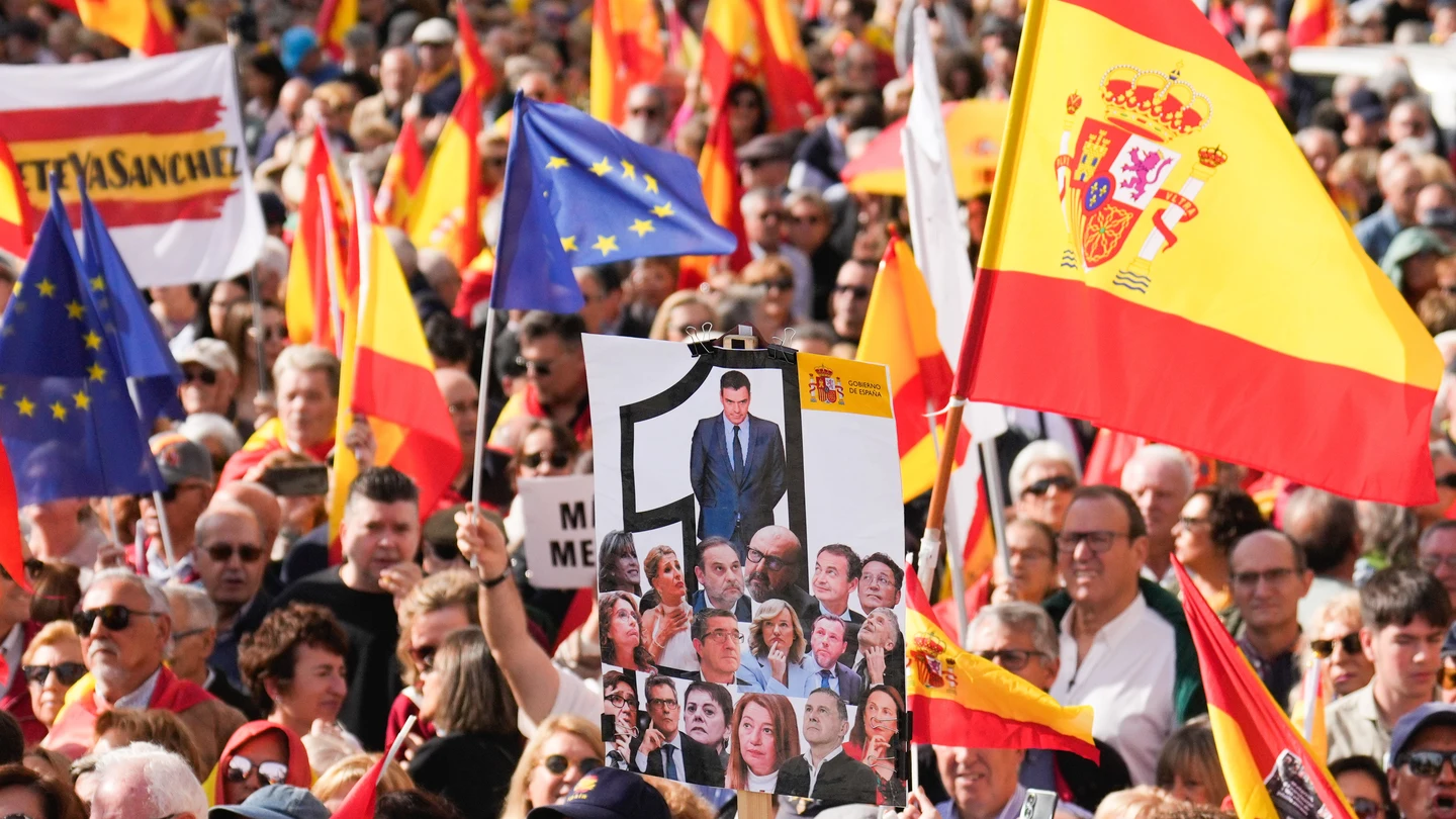 Vista de la manifestación convocada por la Plataforma por la España Constitucional para pedir elecciones. Vista de la manifestación convocada por la Plataforma por la España Constitucional para pedir elecciones ya "por la unidad, la dignidad, la ley y la libertad" y que ha salido este domingo desde la Plaza de Castilla en Madrid.