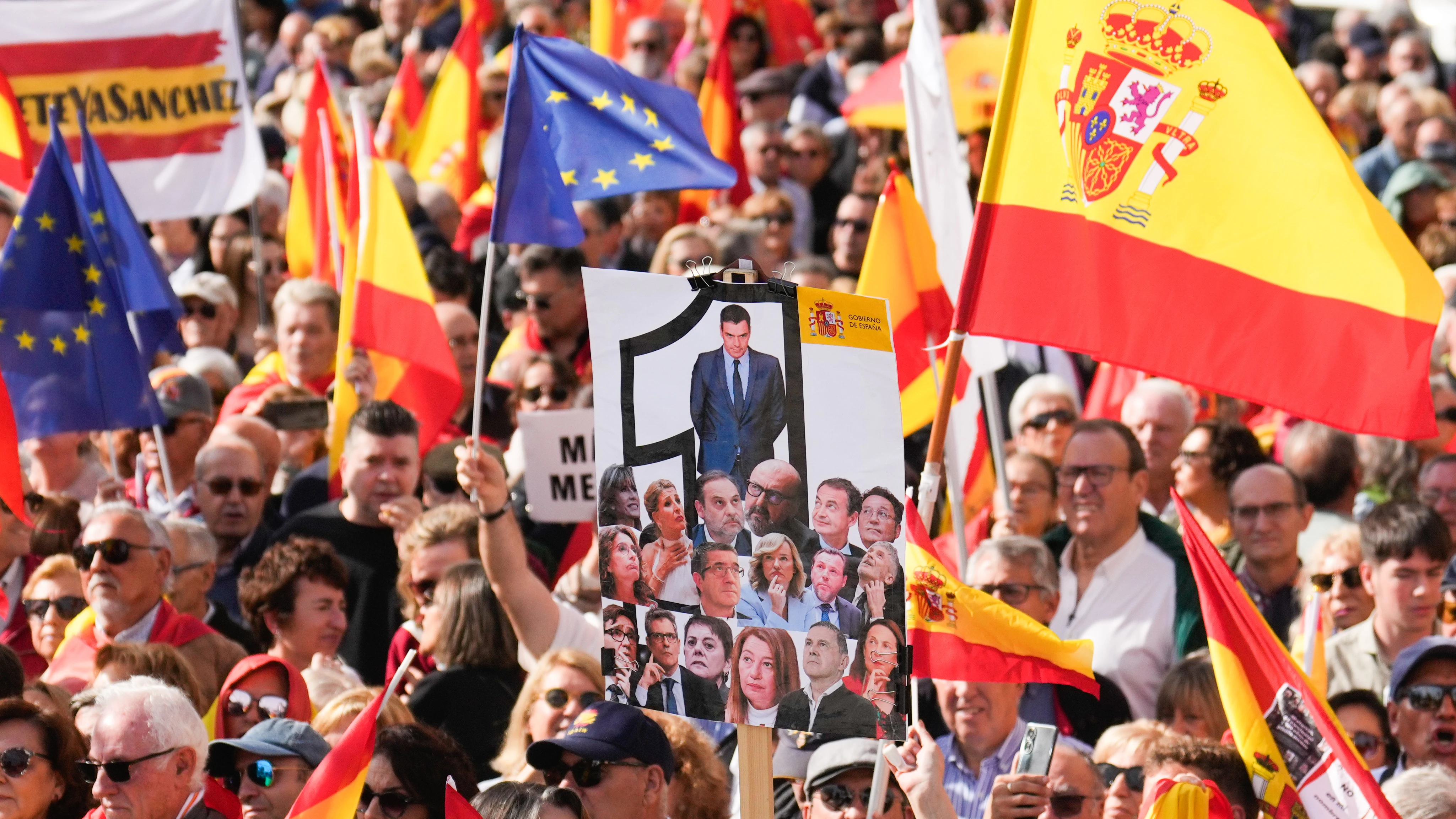 Vista de la manifestación convocada por la Plataforma por la España Constitucional para pedir elecciones ya "por la unidad, la dignidad, la ley y la libertad" y que ha salido este domingo desde la Plaza de Castilla en Madrid.