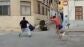 Un toro embiste a un hombre en los bous al carrer