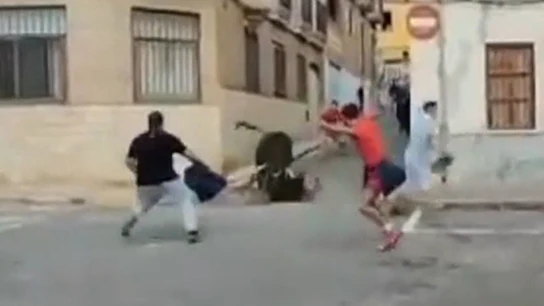 Un toro embiste a un hombre en los bous al carrer Un toro embiste a un hombre en los bous al carrer