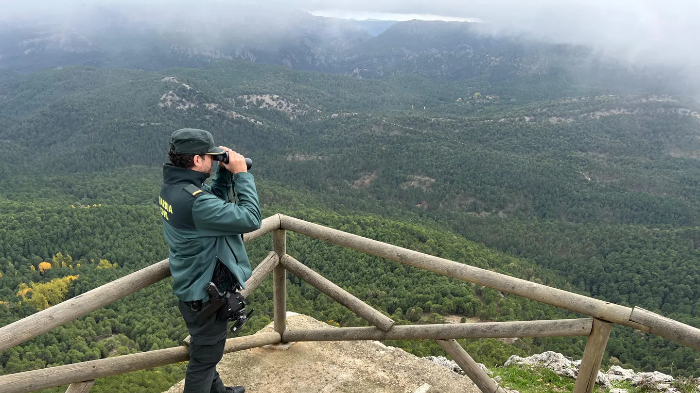 La Guardia Civil y los aviones de Infoca buscan a la avioneta en la sierra de Cazorla. La Guardia Civil y los aviones de Infoca buscan a la avioneta en la sierra de Cazorla.