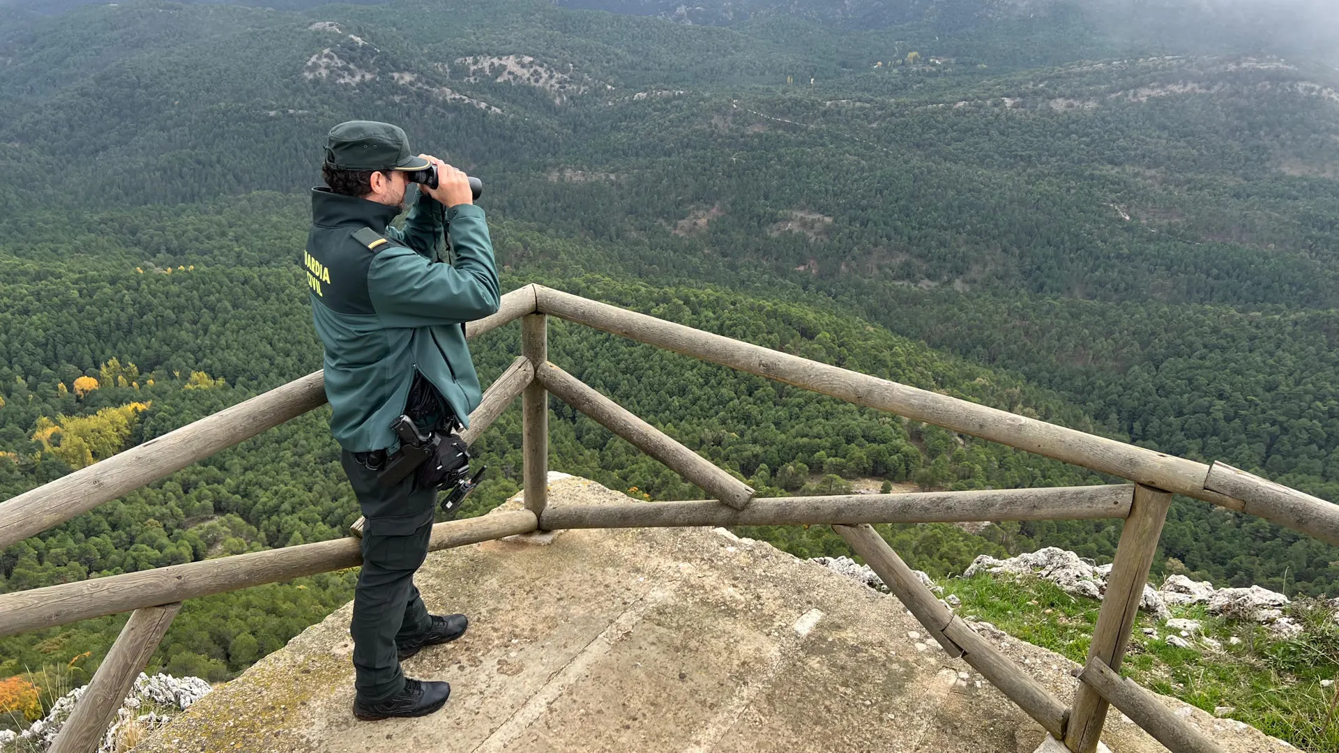 La Guardia Civil y los aviones de Infoca buscan a la avioneta en la sierra de Cazorla.