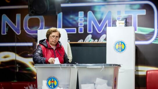 Una mujer emite su voto en Moldavia sobre la entrada del pa&iacute;s en la UE